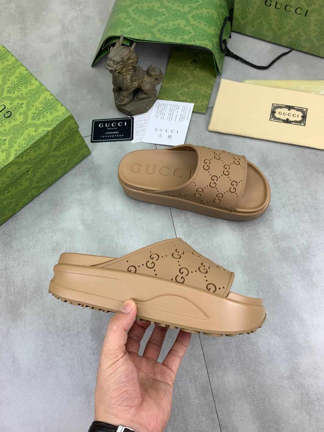 Men's Men's Shoes 💰P300💰[New Style] High Version 🎁🎁🎁 GUCCI New Year of the Snake casual slippers, original official website, perfect workmanship, transmitting a kind of noble luxury, sublimating its definition of luxury in Gucci's high-end extraordinary craftsmanship. Original Gucci double G combination outsole, code number: 35-46, complete package